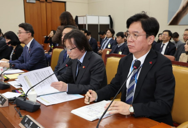 김영훈 고용노동부 장관이 30일 서울 여의도 국회에서 열린 제430회 국회(임시회) 쿠팡 침해사고 및 개인정보 유출, 불공정 거래, 노동환경 실태 파악과 재발방지 대책 마련을 위한 연석 청문회에 출석해 자리에 앉아